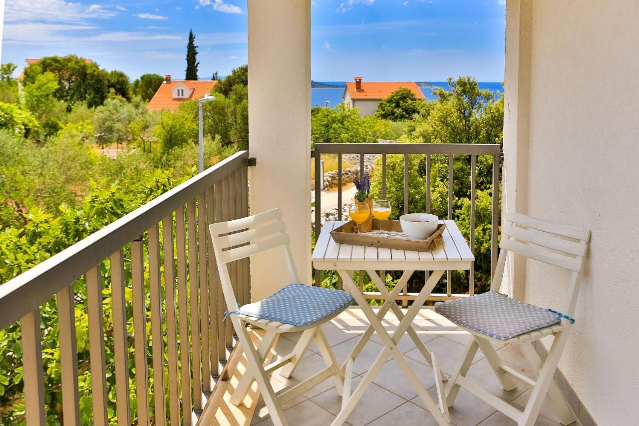 Holiday House Nena With Pool Vinišće Extérieur photo